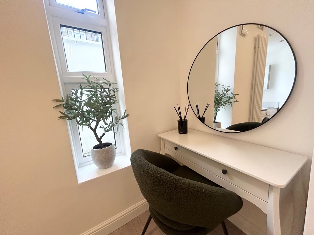 Property photo 3 of 5 Bedroom