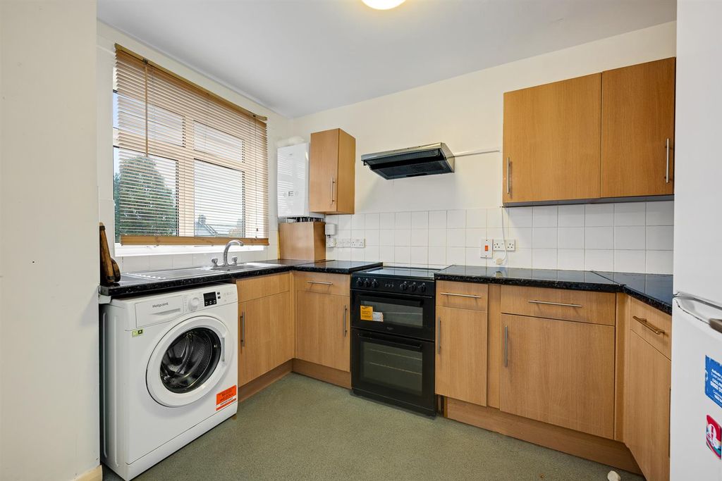 Property photo 3 of 11 Kitchen