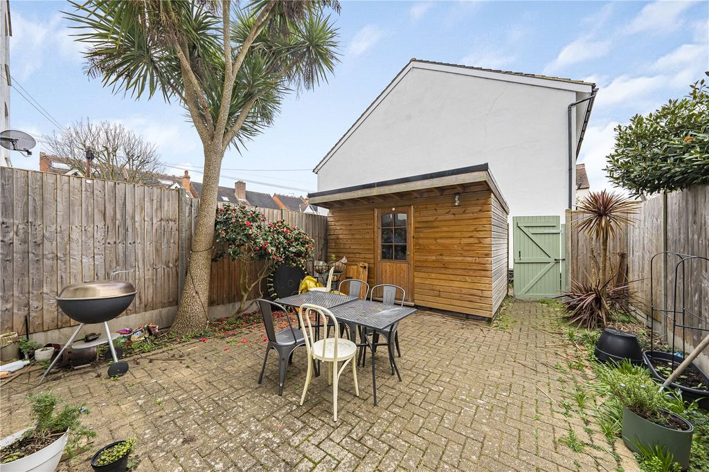 Property photo 2 of 19 Picture No. 15