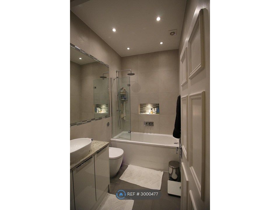 Property photo 2 of 11 Bathroom
