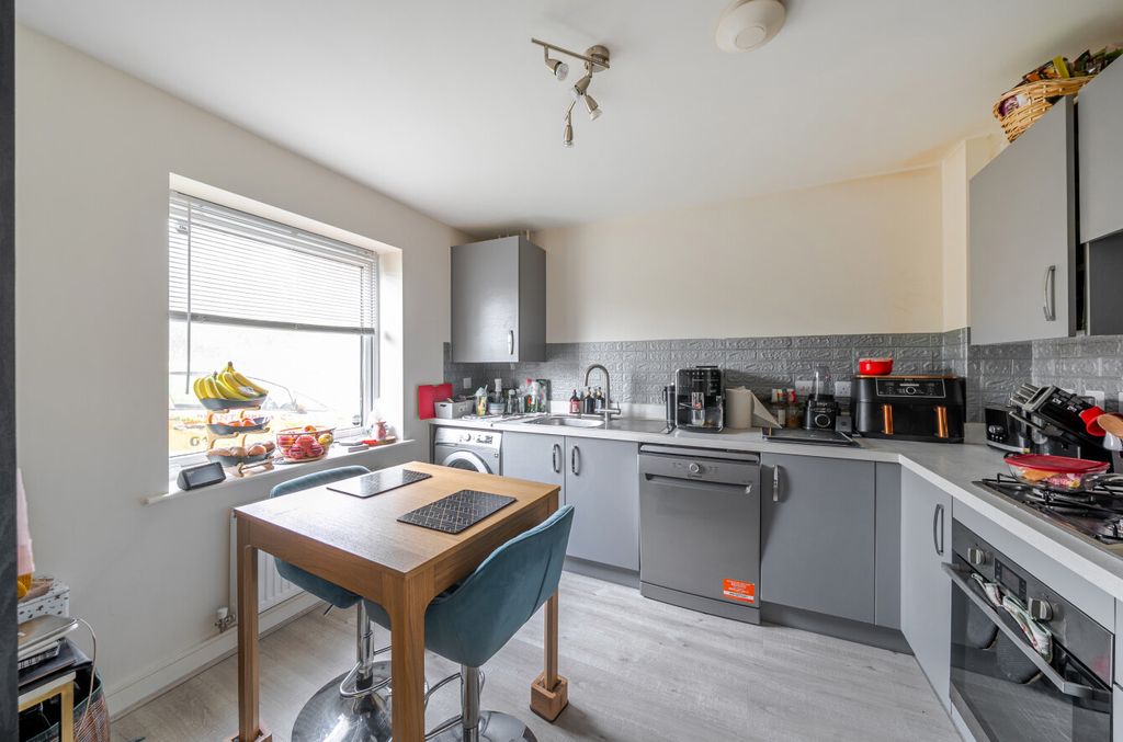 Property photo 2 of 11 1432303-8-69c1625...