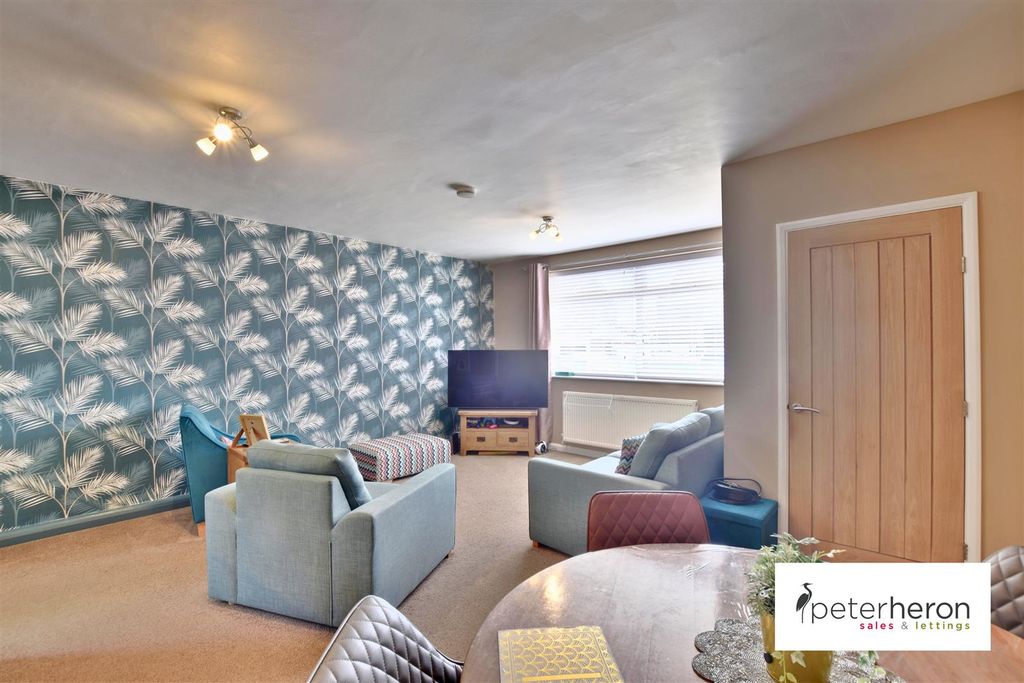 Property photo 3 of 15 Lounge