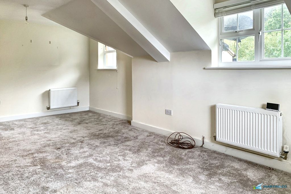 Property photo 3 of 8 Lounge