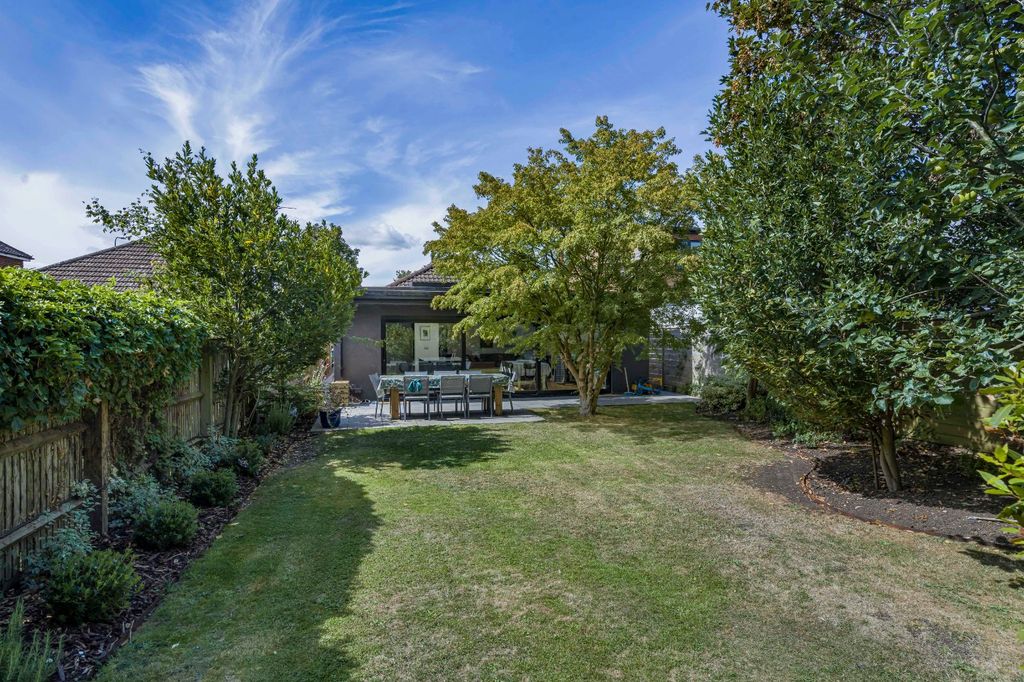 Property photo 1 of 20 Gardens