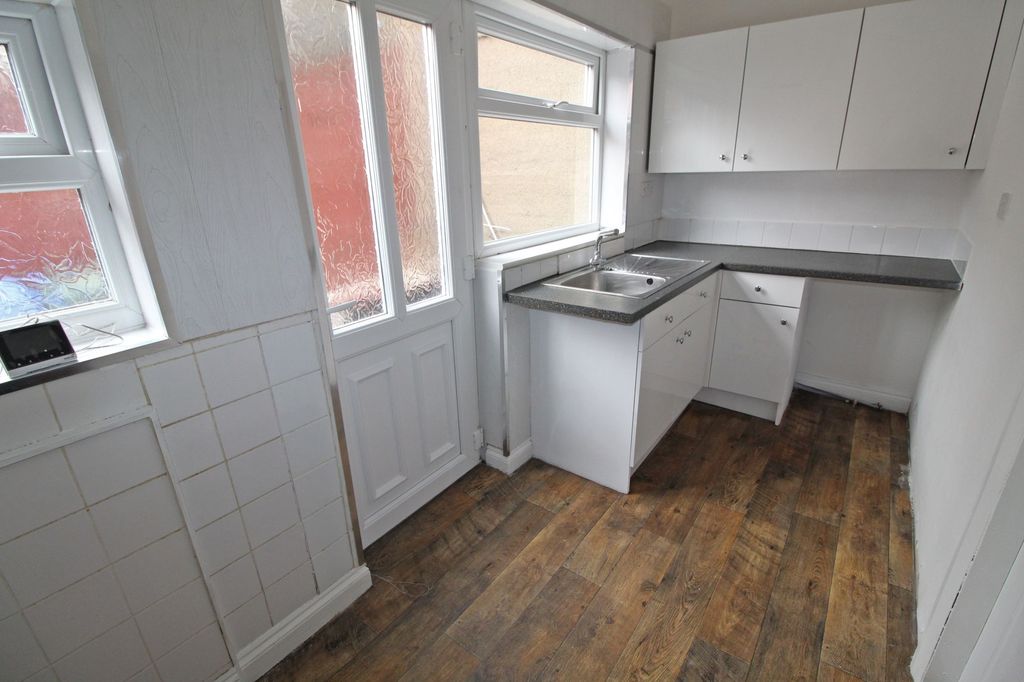 Property photo 3 of 11 Kitchen