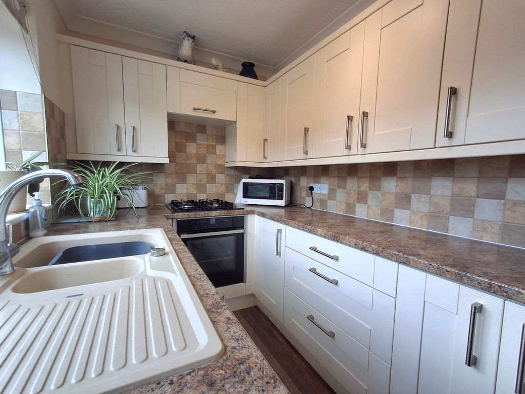 Property photo 1 of 8 Kitchen