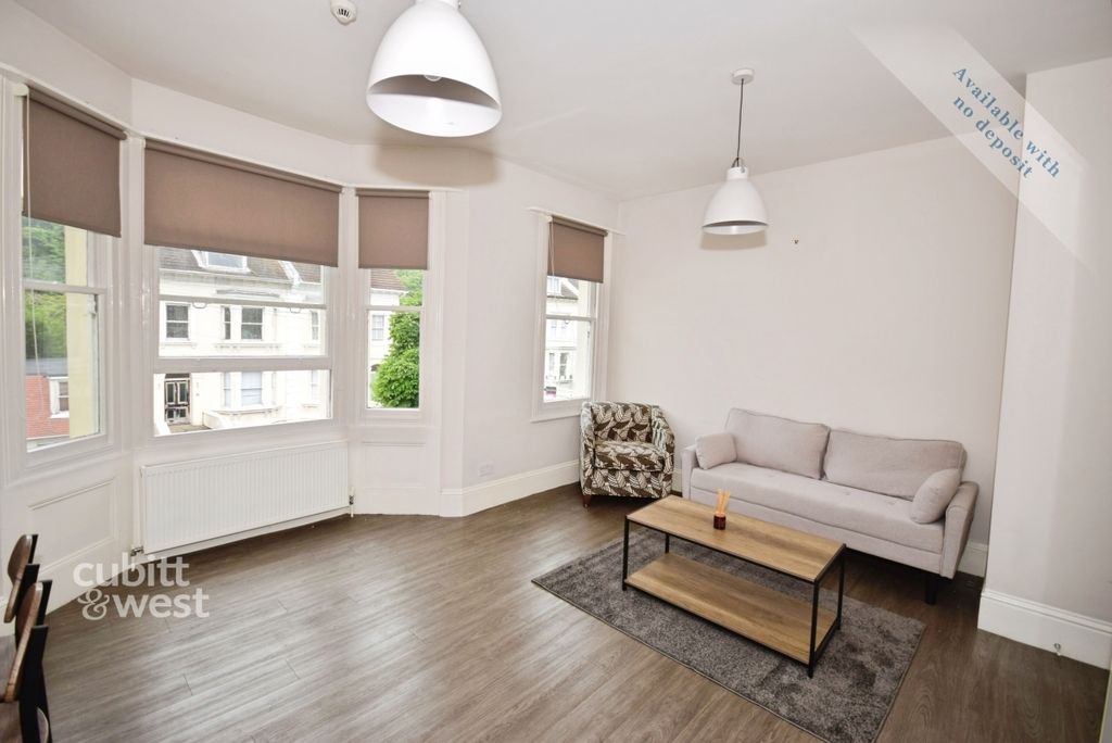 Property photo 3 of 12 Lounge