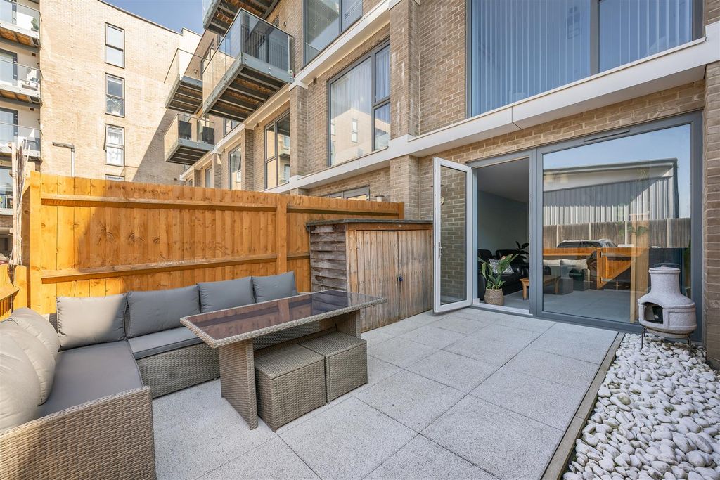 Property photo 3 of 20 Hickman Avenue, E4