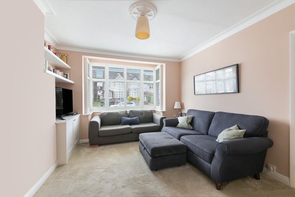 Property photo 2 of 20 Elmstead Gardens (11).Jpg