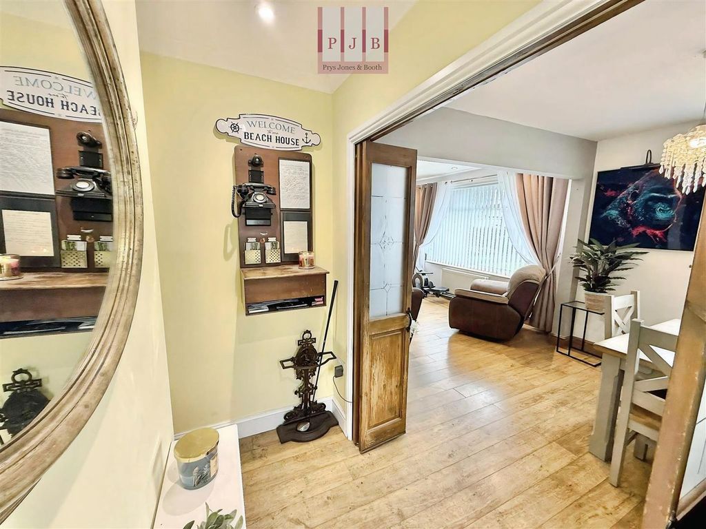 Property photo 2 of 15 Hallway.Jpg