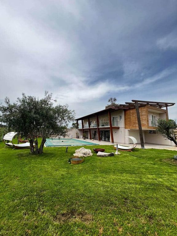 Property photo 2 of 53