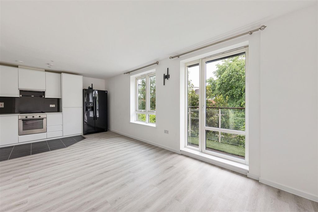 Property photo 1 of 22 High Road, E18