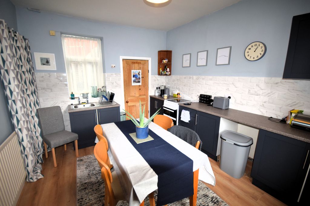 Property photo 3 of 10 Kitchen