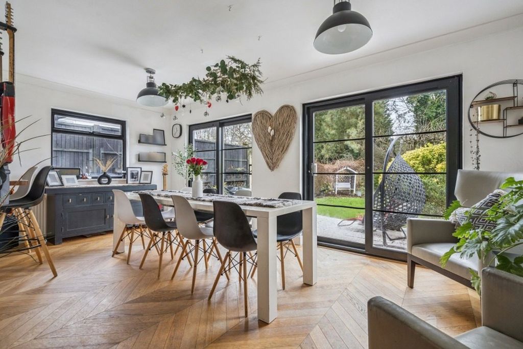 Property photo 2 of 27