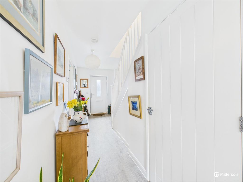 Property photo 3 of 23 Entrance Hallway