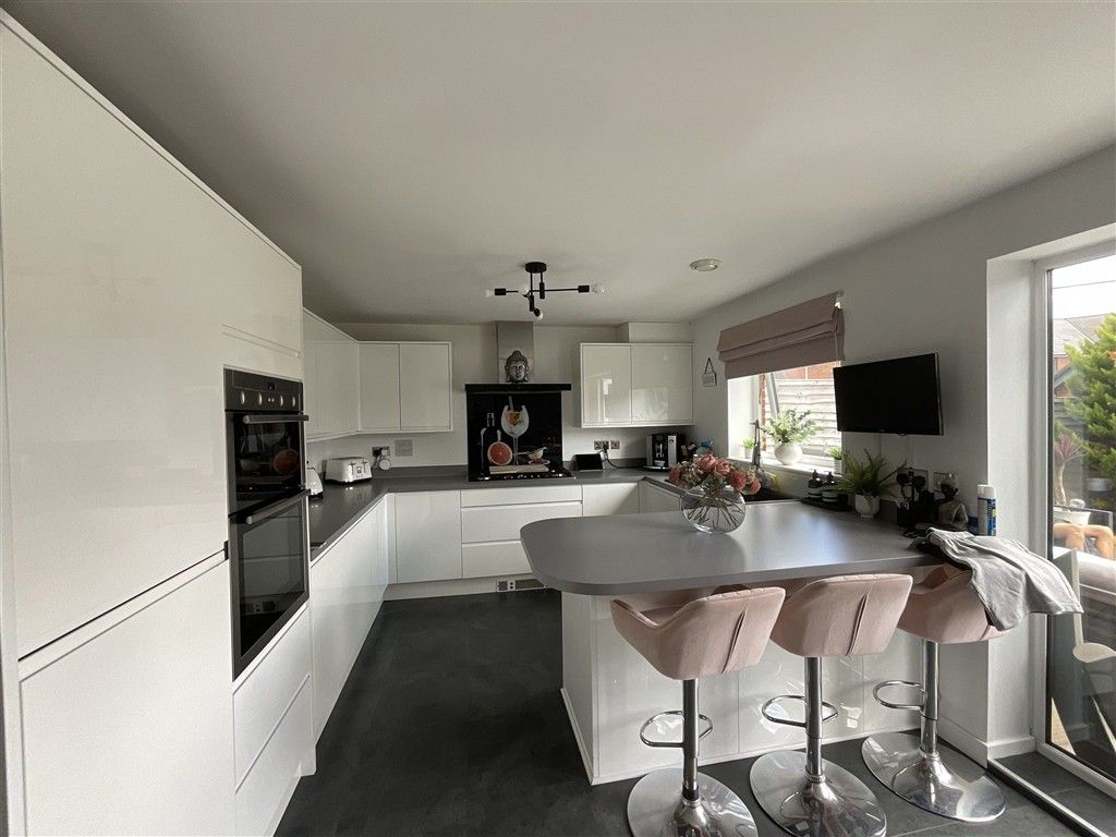 Property photo 3 of 8 Kitchen