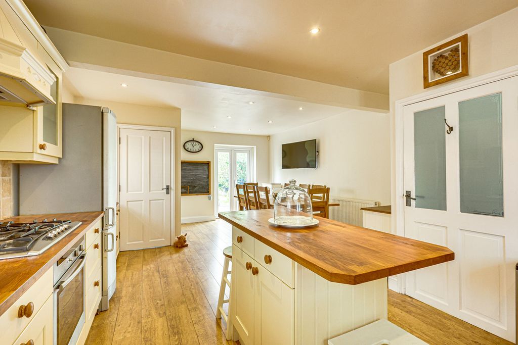 Property photo 3 of 32
