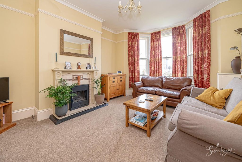 Property photo 3 of 41 Lounge