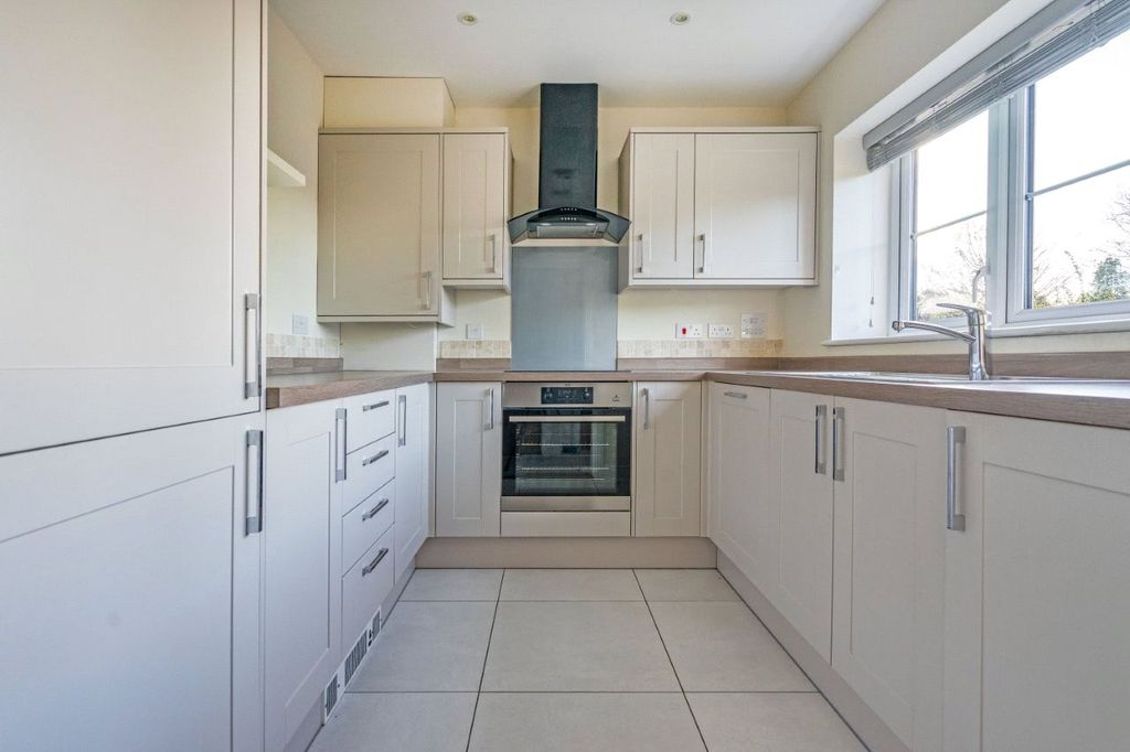 Property photo 3 of 11 Kitchen