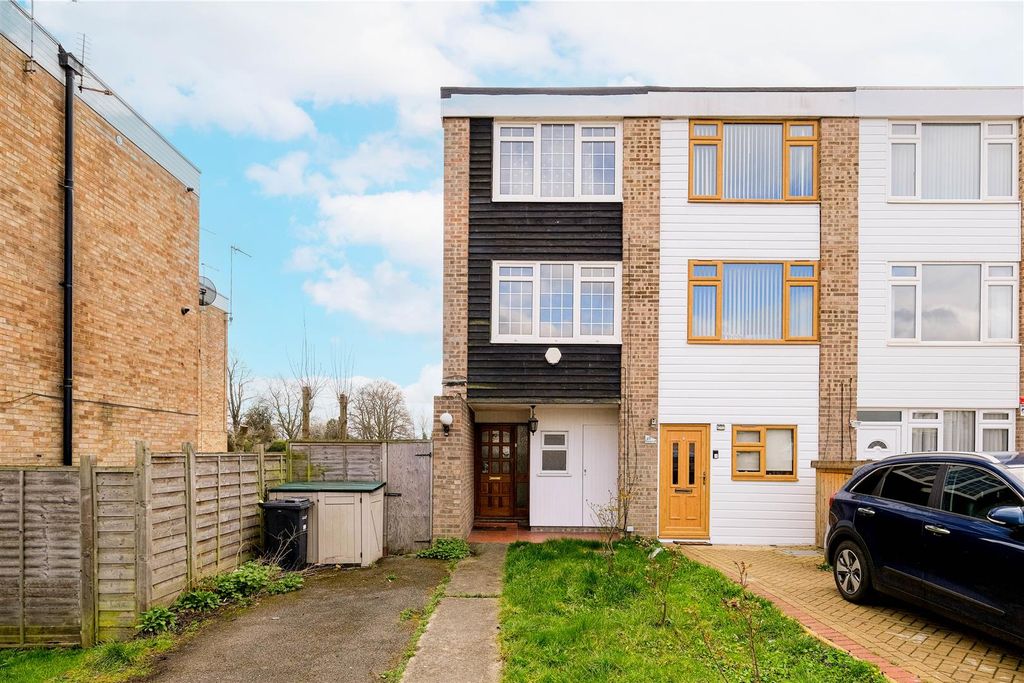 Property photo 1 of 16 28 Roycroft Close-15.Jpg