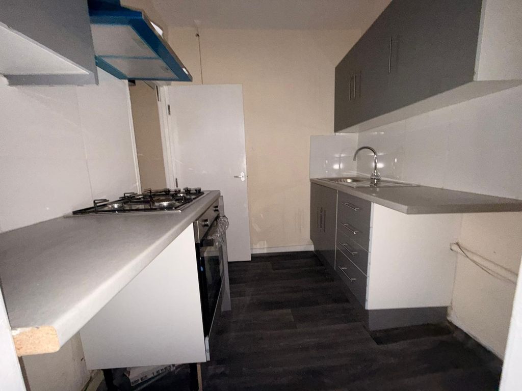 Property photo 1 of 3 2 Bed Flat To Rent Meads Lane, Sevenkings Ig3
