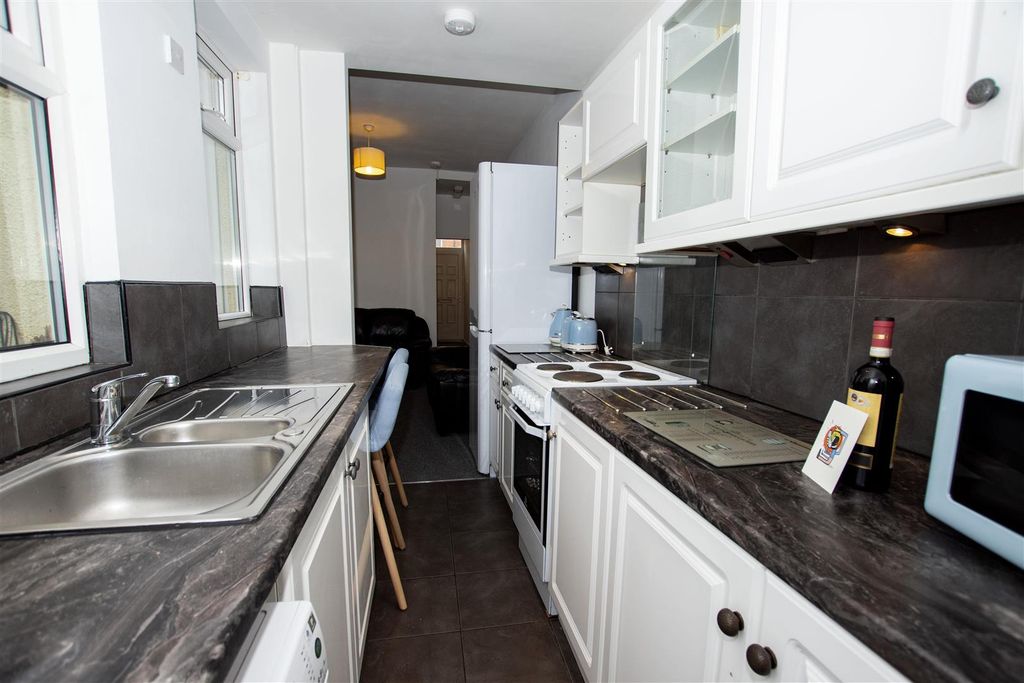 Property photo 1 of 8 Approach
