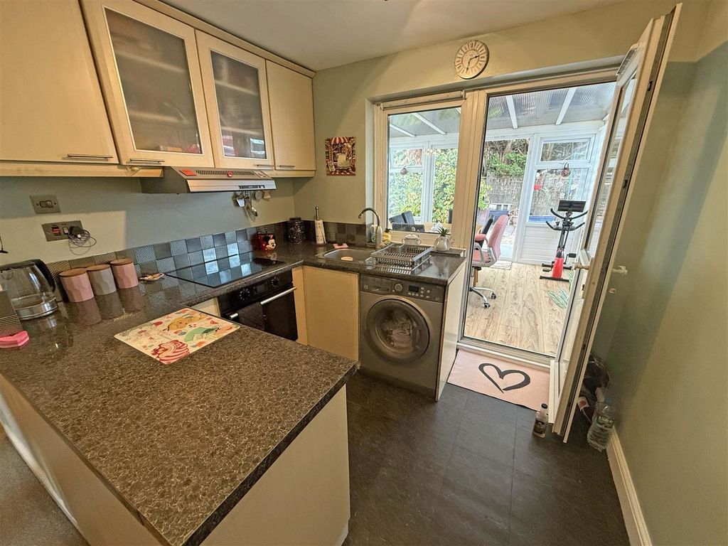 Property photo 3 of 11 Kitchen.Jpg