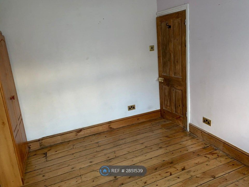 Property photo 3 of 11 Bedroom2