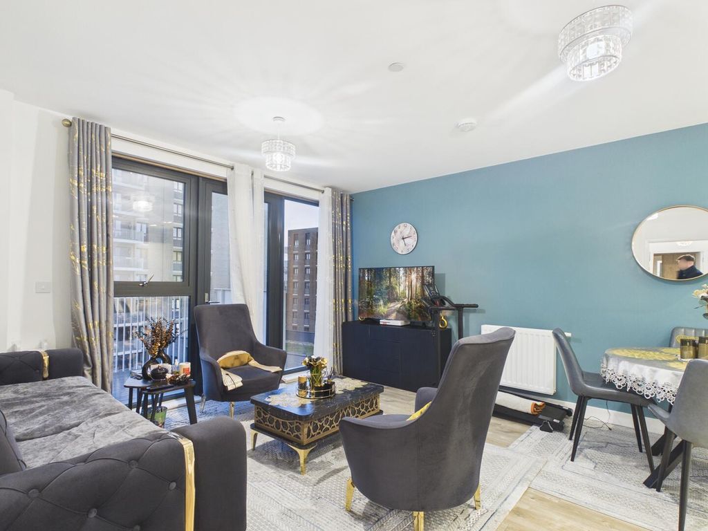 Property photo 1 of 18 Living Room