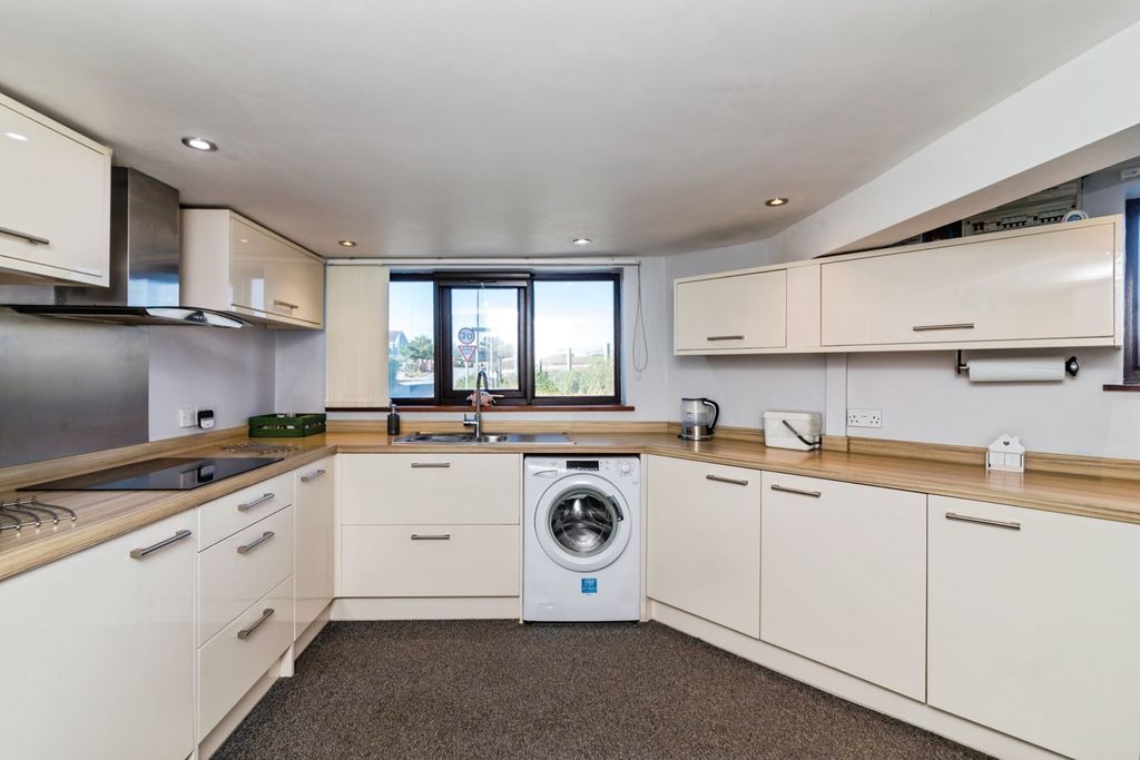 Property photo 3 of 17 Kitchen