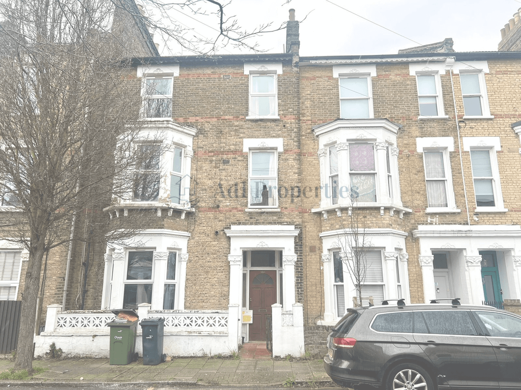 Property photo 1 of 13 Three Bed Flat To Let In Clapham