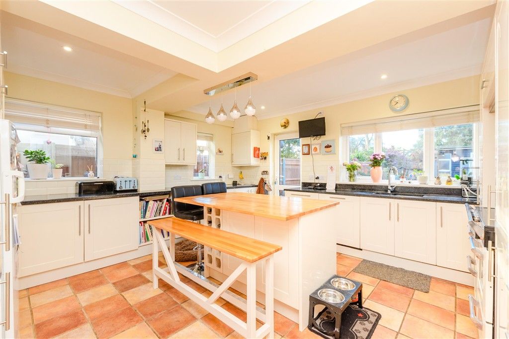 Property photo 3 of 12 Kitchen