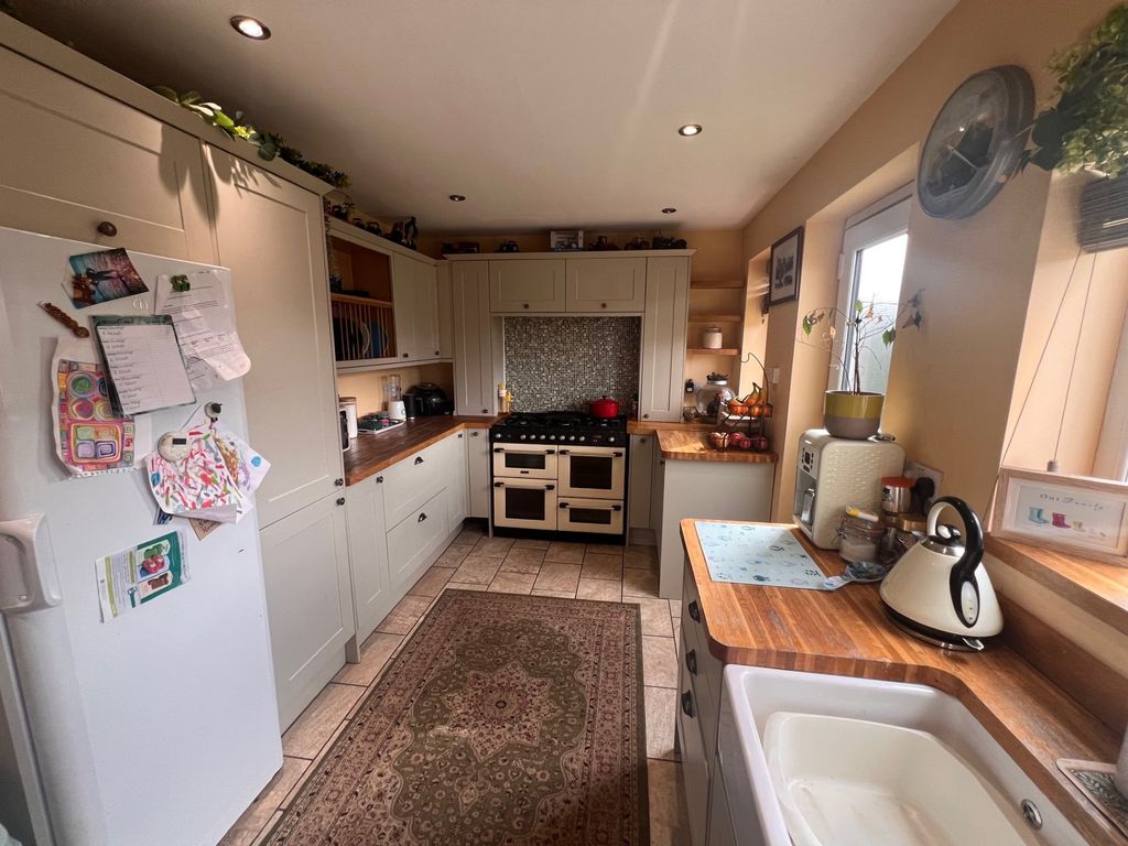 Property photo 3 of 12 Kitchen