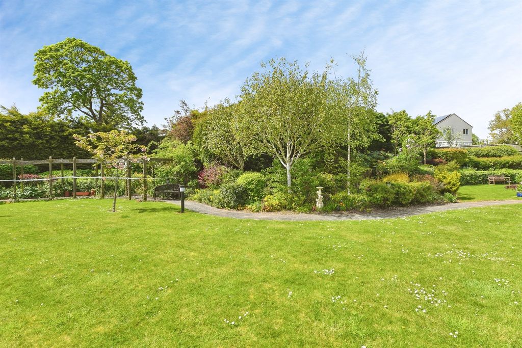 Property photo 2 of 12 Communal Gardens