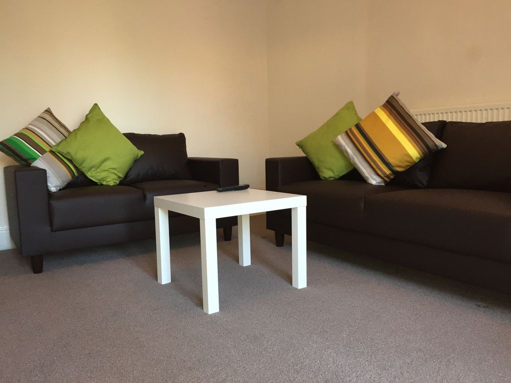 Property photo 3 of 11 Lounge 1/2