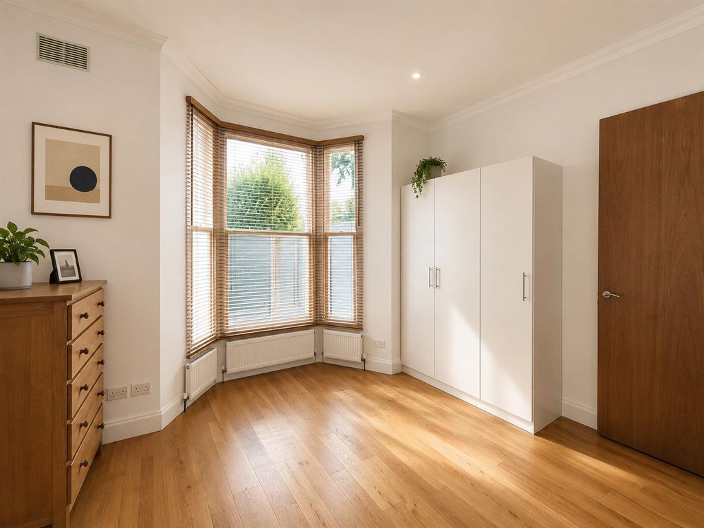 Property photo 3 of 6 Bedroom.Png