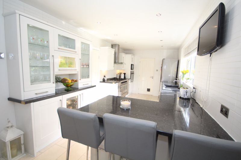 Property photo 3 of 31 Breakfast Kitchen