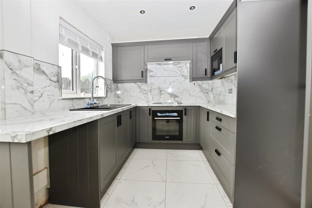 Property photo 3 of 8 Kitchen / Diner