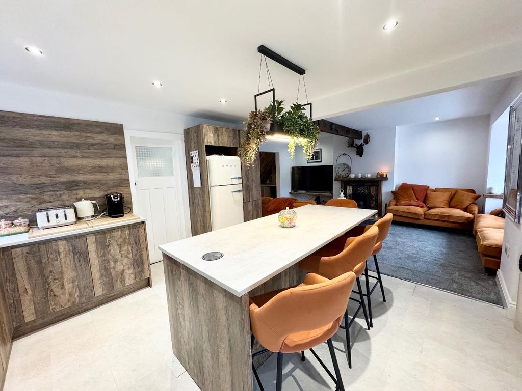 Property photo 2 of 12 Kitchen