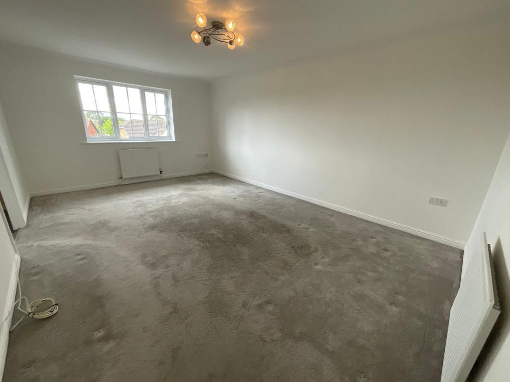 Property photo 2 of 13 Living Room 17'7 x 12'2