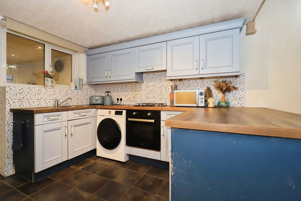 Property photo 3 of 8 Kitchen