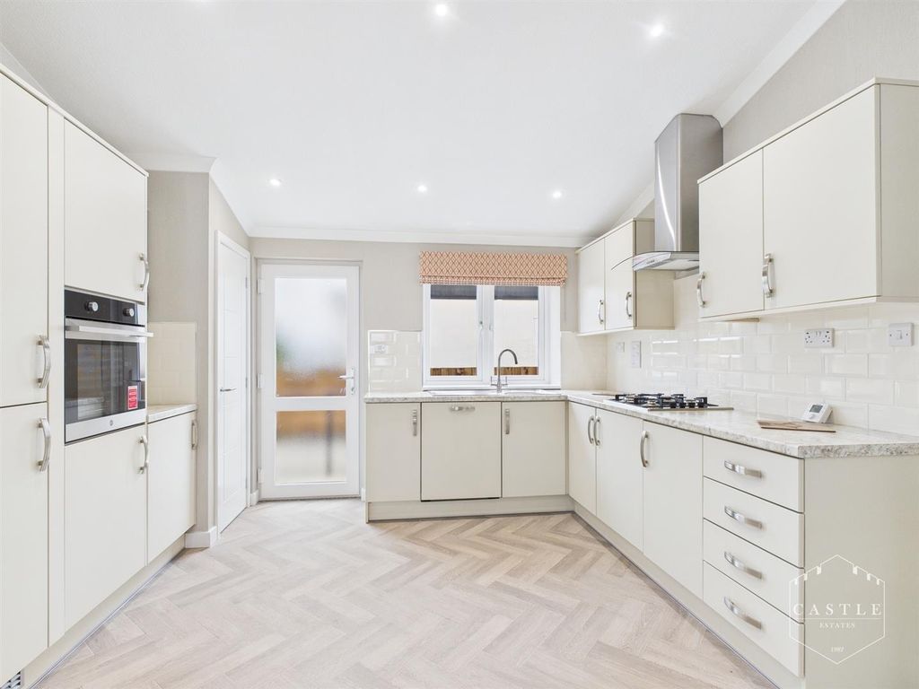 Property photo 2 of 15 Dining Kitchen