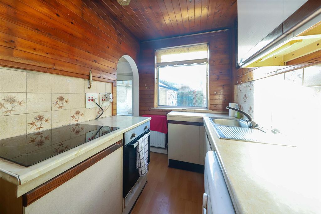 Property photo 3 of 9 Kitchen