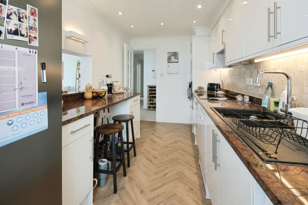 3 bed flat for saleKings Road, Brighton BN1 photo 5