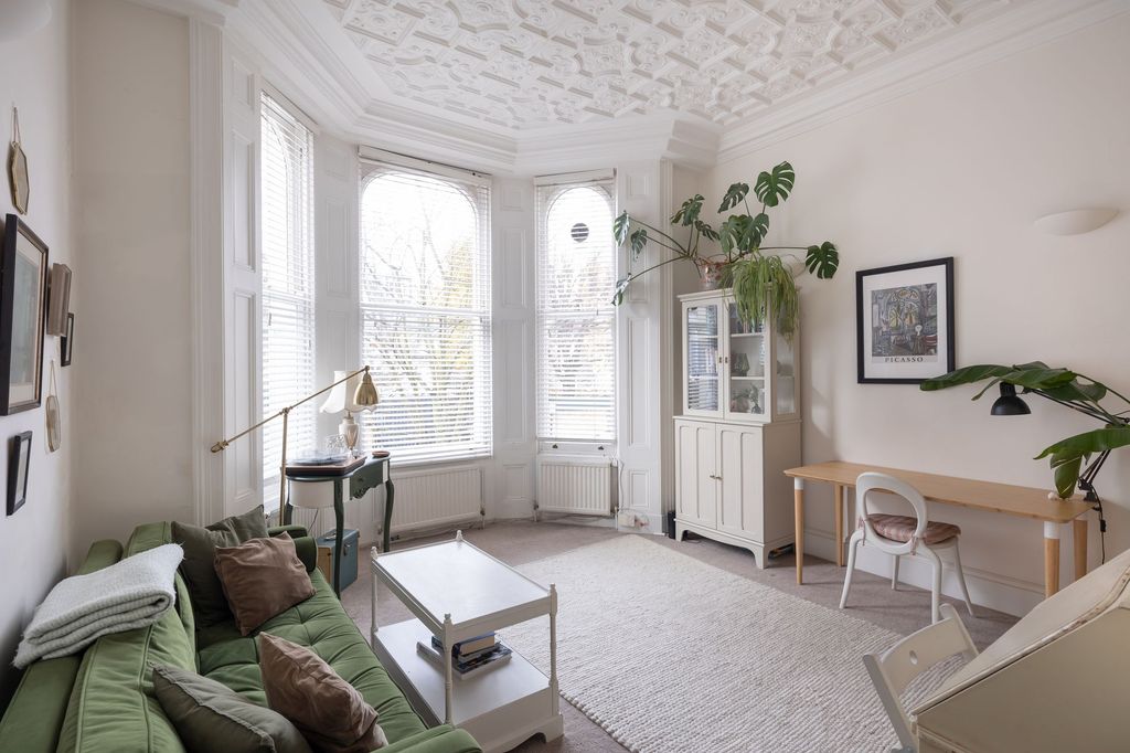 Property photo 1 of 6 Lounge