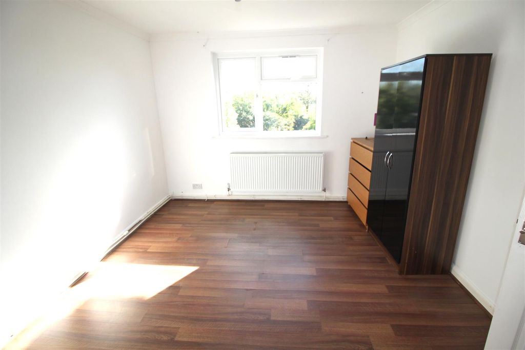 Property photo 2 of 9 Bedroom