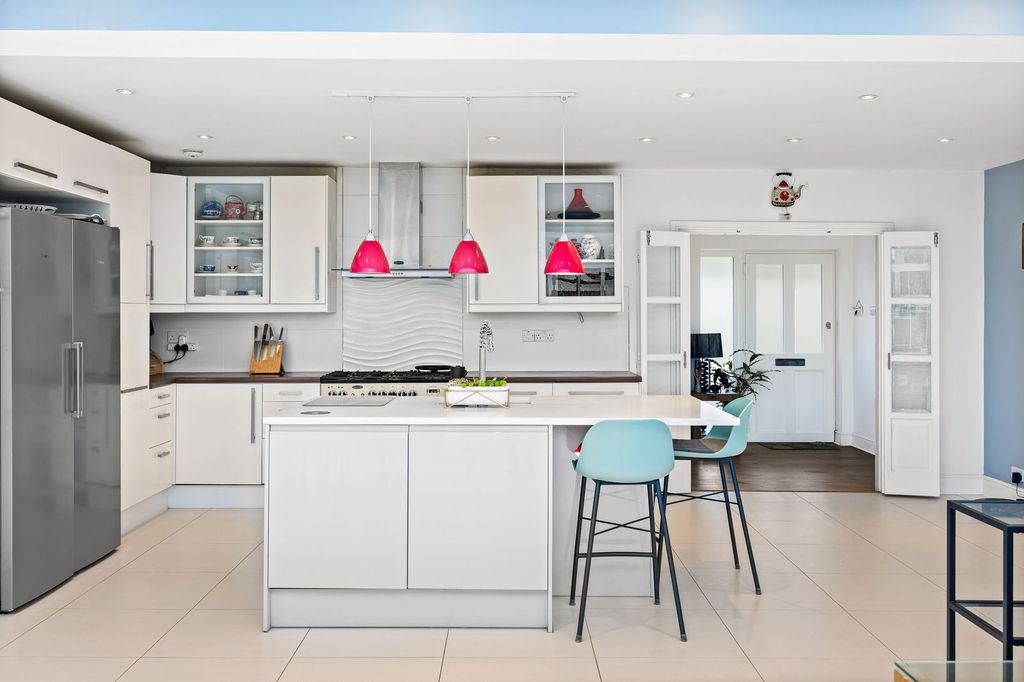 Property photo 3 of 24