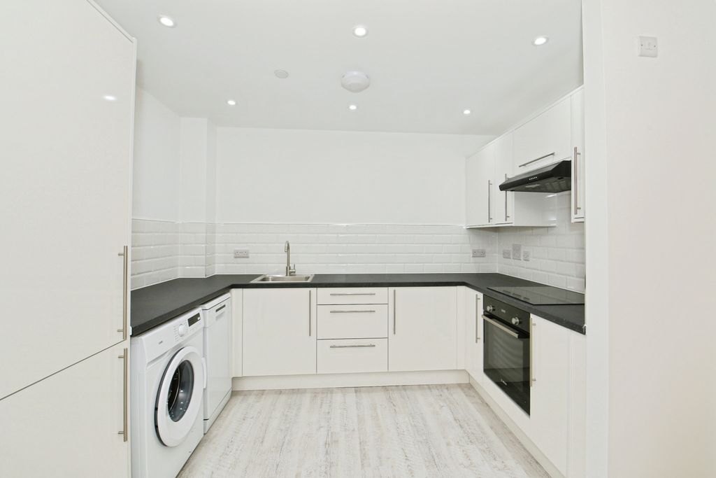 Property photo 3 of 10 Kitchen