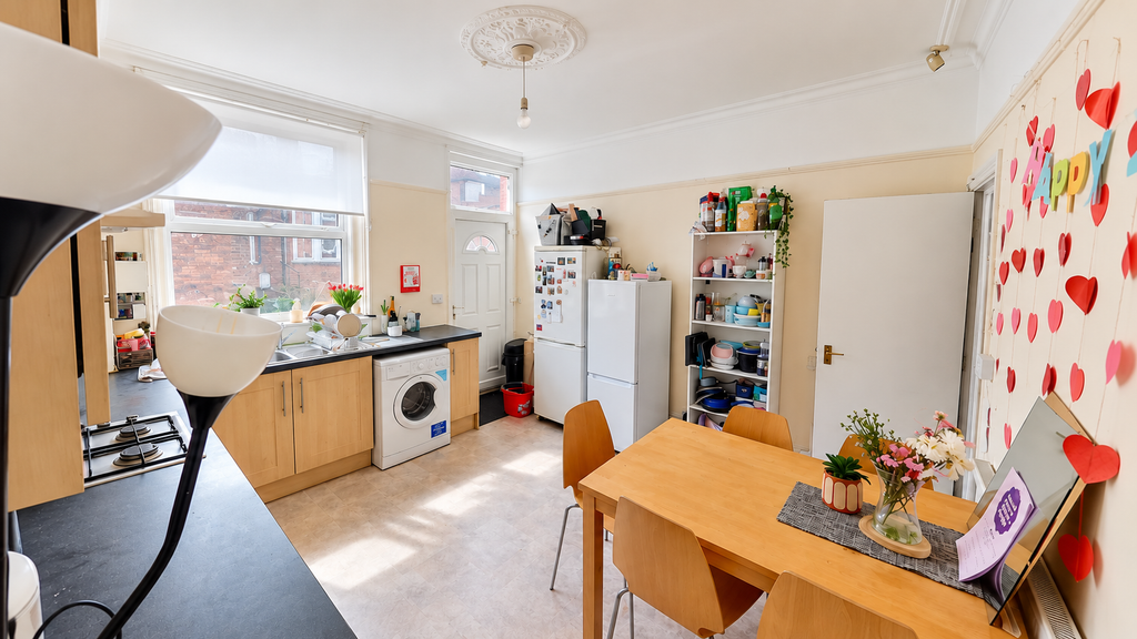 Property photo 2 of 15 Bright Cozy Kitchen With Valentine Decor