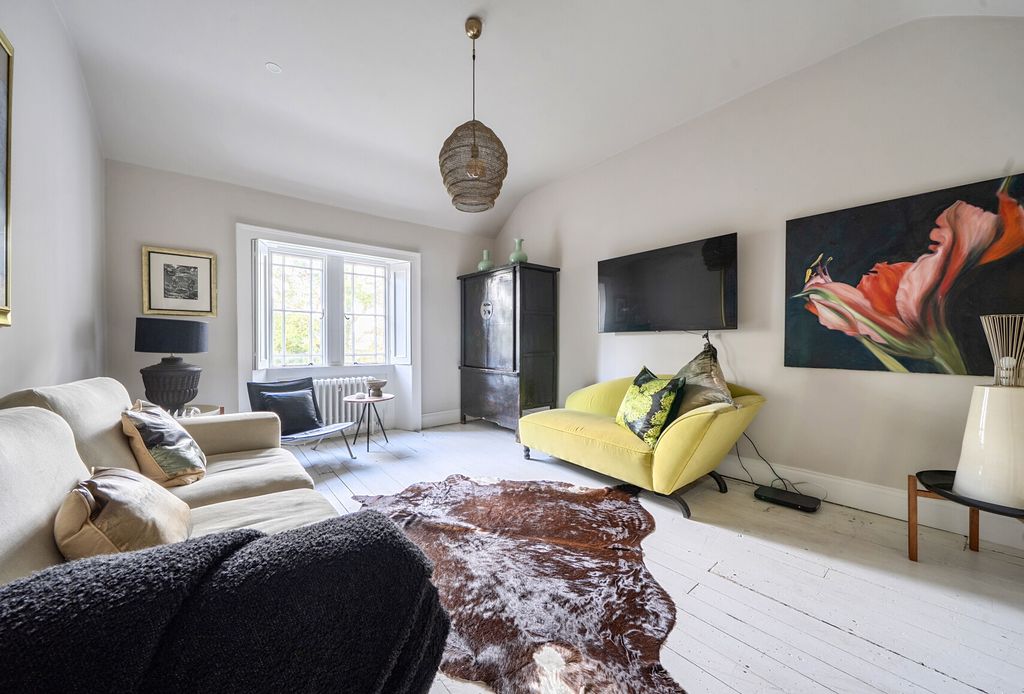 Property photo 2 of 17 Sitting Room